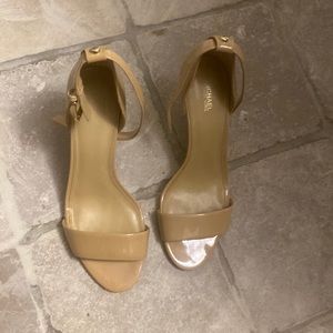 Nice heels , a little damage (see the picture )